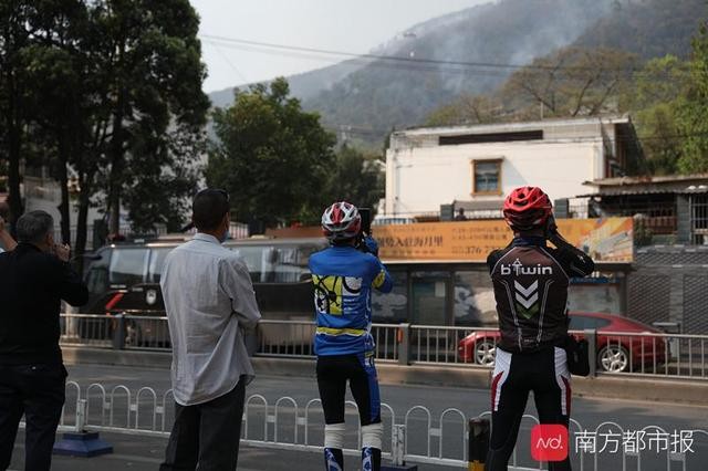 西昌火警另一面：饭馆老板为救火员备午餐，志愿者夜晚留守送大衣