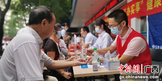 医院专家上街义诊 市民群众得到实惠