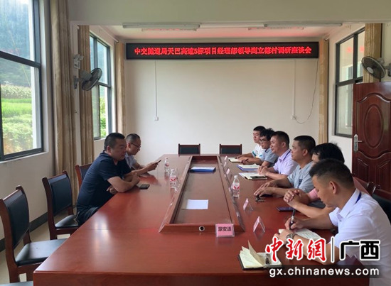 天巴高速5标项目部捐扶助力巴马立德村民众处事设施建树