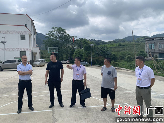 天巴高速5标项目部捐扶助力巴马立德村民众处事设施建树