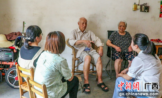 桂林临桂区97岁老党员交纳万元“非凡党费”谢党恩