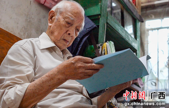 桂林临桂区97岁老党员交纳万元“非凡党费”谢党恩