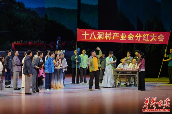 大型史诗歌舞剧《大地颂歌》首次果真表演 杜家毫许达哲李微微乌兰寓目