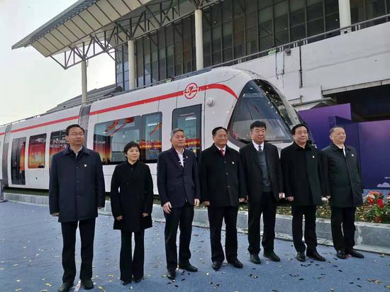 浙江嘉兴首列有轨电车“南湖号”正式入列