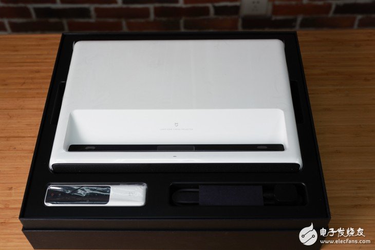 小米激光电视怎么样？小米激光电视评测：9999元的家庭巨幕