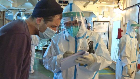 海关关员恪守港口国门：入境卫生检疫不放松