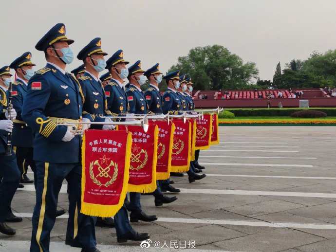 帅！军乐队天安门广场现场图