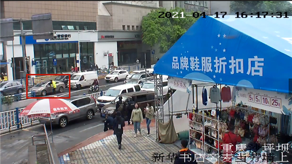 男人开车列队竟然睡着了？民警一查……