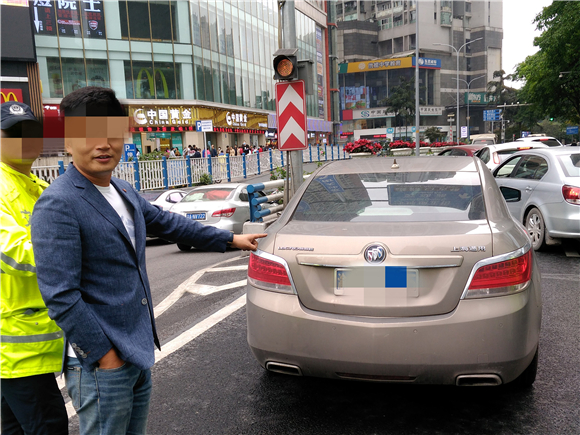 男人开车列队竟然睡着了？民警一查……