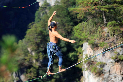 2019年湖南武陵源徒步大会暨张家界黄石寨高空扁带对抗赛成功举办_湖北在线