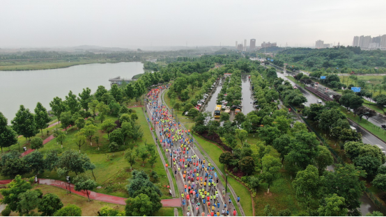 千余人火力全开，雨中激情畅跑松雅湖_湖北在线
