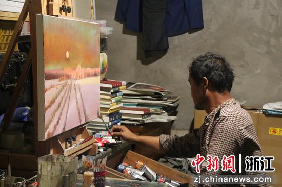 收废品的油画喜好者：“有了追求生命就有光”