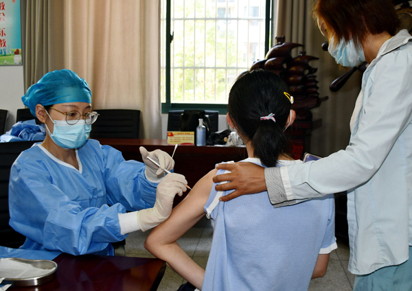 合肥42中湖畔分校学生有序到校接种新冠疫苗