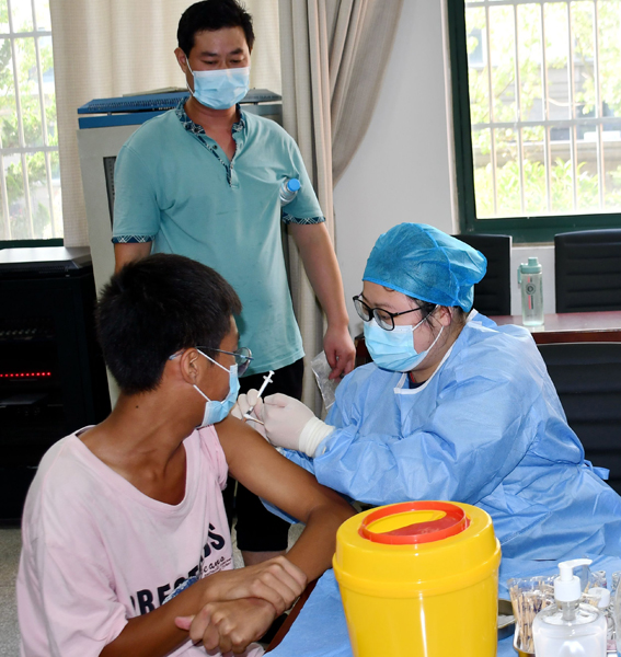 合肥42中湖畔分校学生有序到校接种新冠疫苗