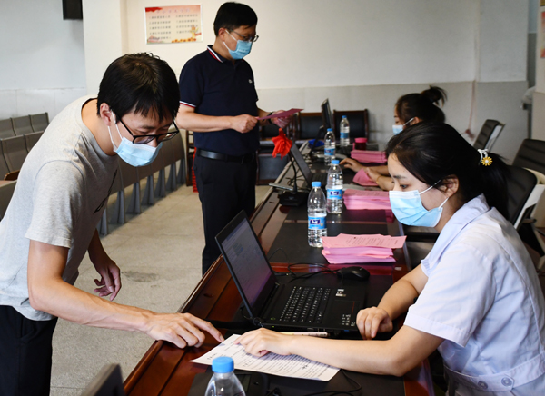 合肥42中湖畔分校学生有序到校接种新冠疫苗