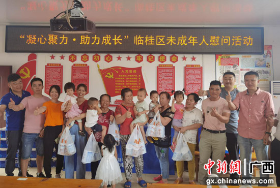 爱心企业到桂林宛田瑶族乡中江村委开展未成年人慰问勾当
