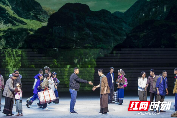 背后①丨风起十八洞，我们要辞别往昔