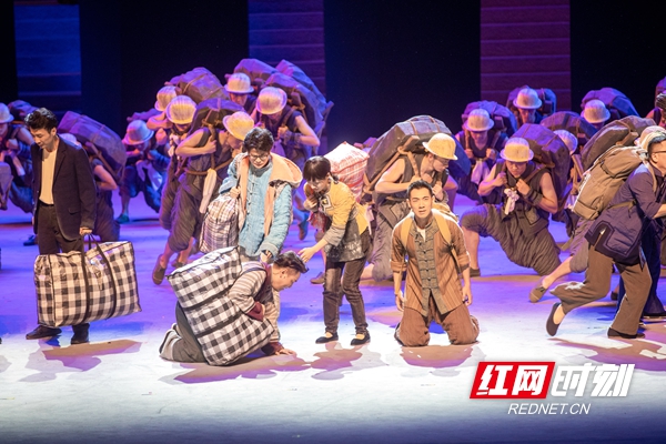 背后①丨风起十八洞，我们要辞别往昔