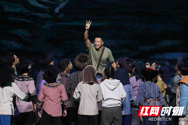 背后①丨风起十八洞，我们要辞别往昔