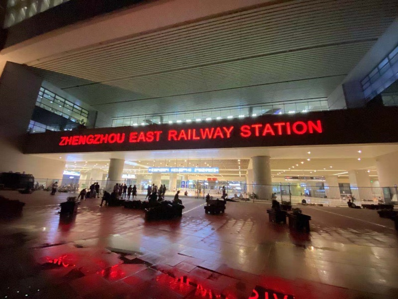 北京始发列车抵达郑州东站，站台上已无积水