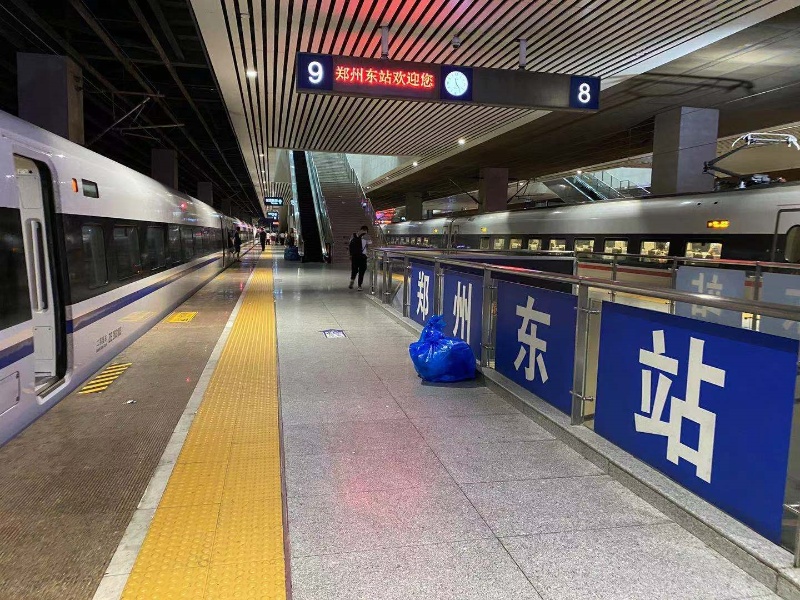 北京始发列车抵达郑州东站，站台上已无积水