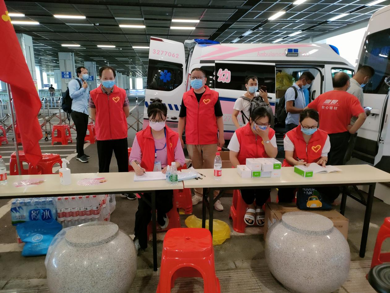 裕安区小西岳街道开展“助力新冠疫苗接种 青年志愿者在动作”处事勾当