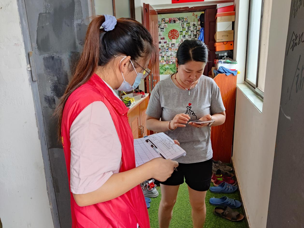 裕安区小西岳街道开展“助力新冠疫苗接种 青年志愿者在动作”处事勾当