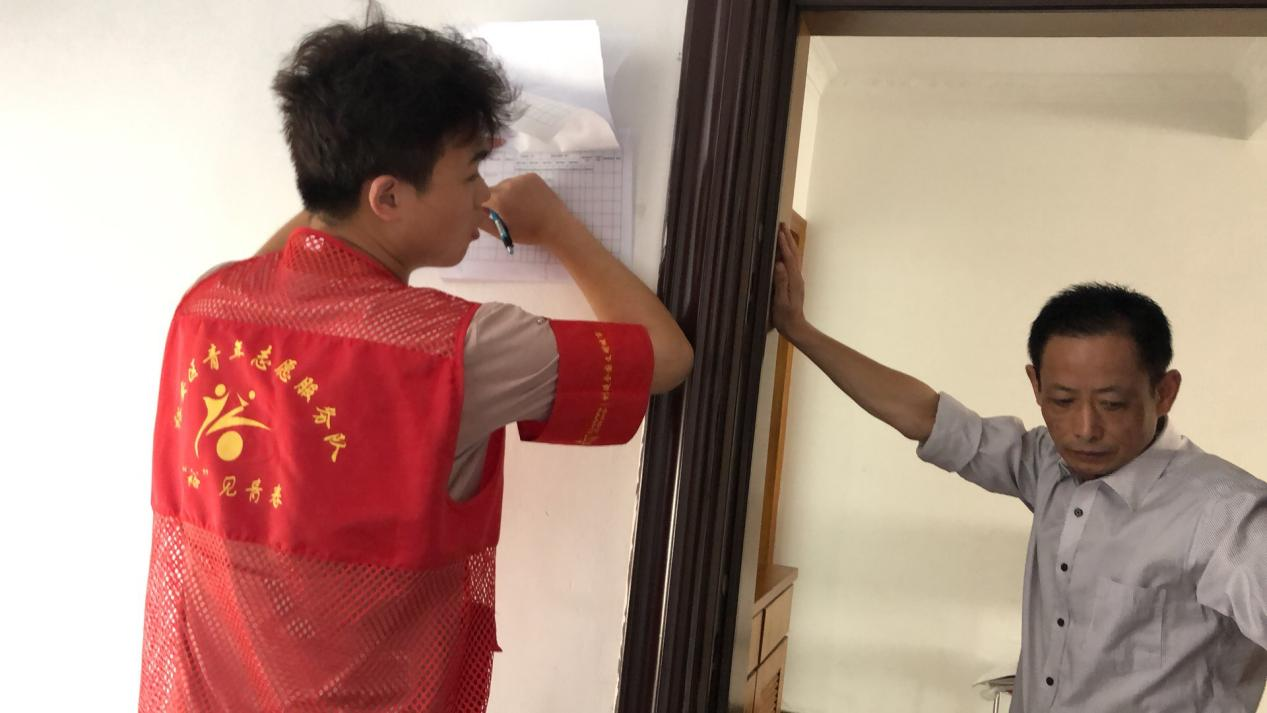 裕安区小西岳街道开展“助力新冠疫苗接种 青年志愿者在动作”处事勾当