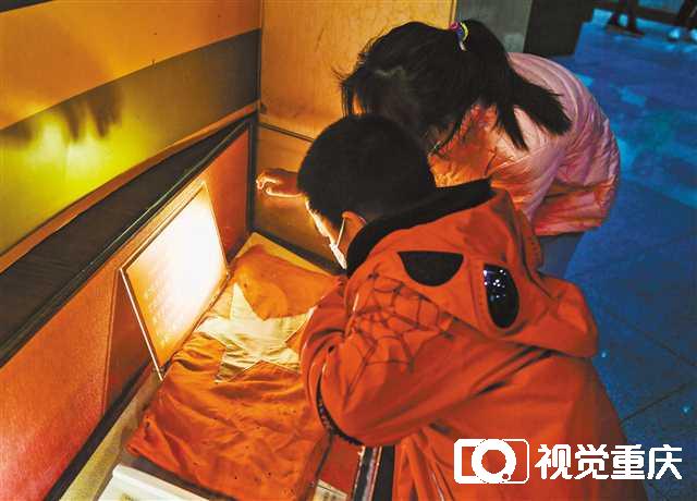 重庆解放升起的第一面五星红旗