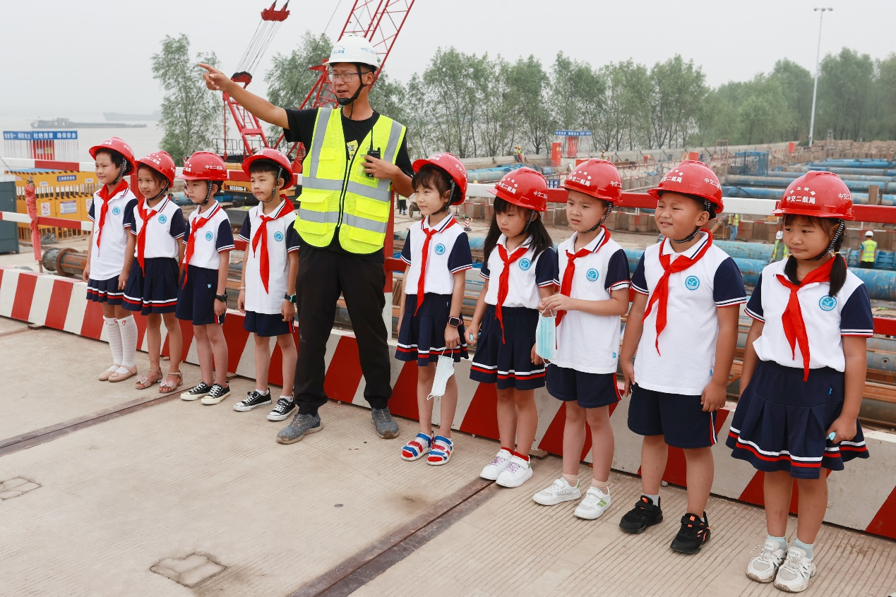 开学第一课——见证老家的成长 我与大桥共生长