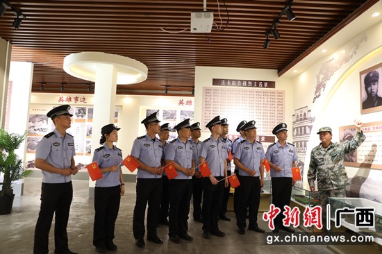 友谊关领土派出所民警到法卡山爱国主义教诲基地开展主题党日勾当