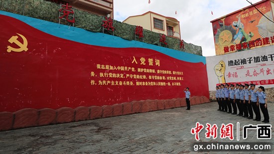 友谊关领土派出所民警到法卡山爱国主义教诲基地开展主题党日勾当