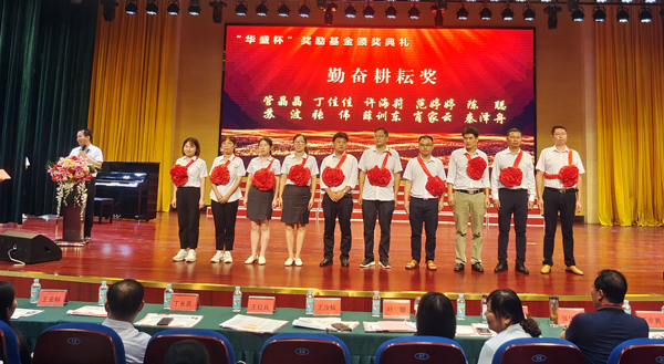 本日，西席走上红地毯接管学生弯腰行礼致敬