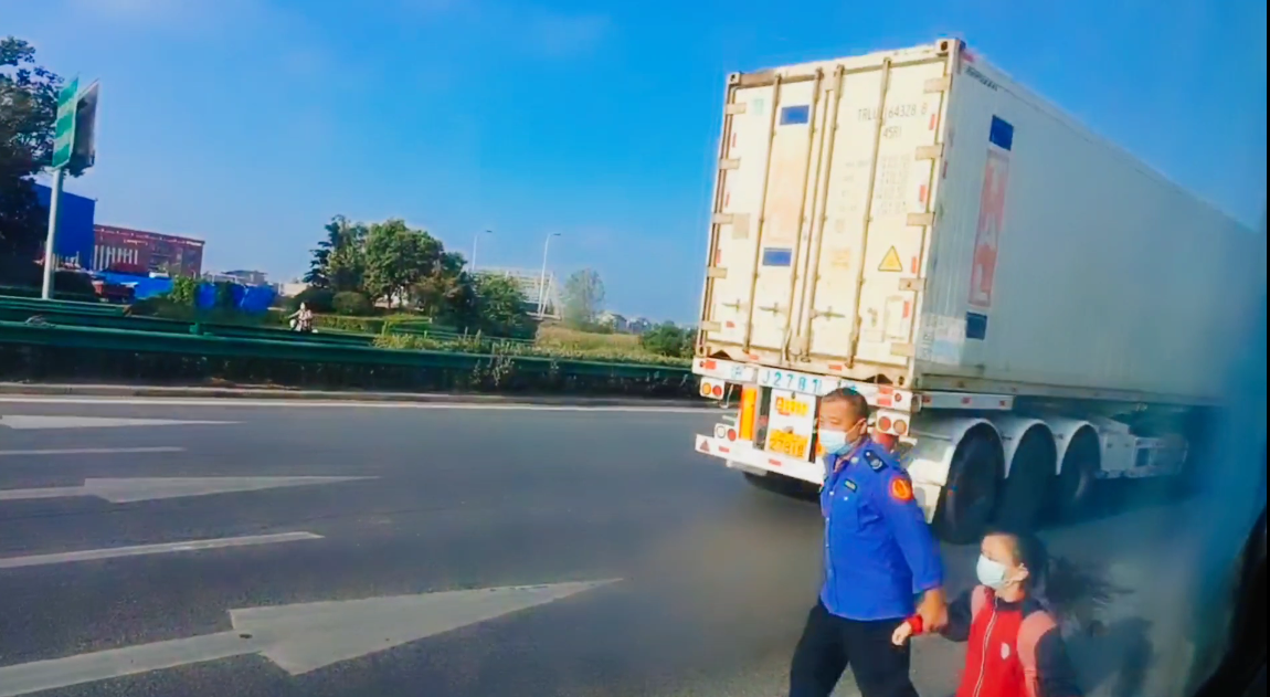 小学生搭错公交车 爱心司机绕道护送到校