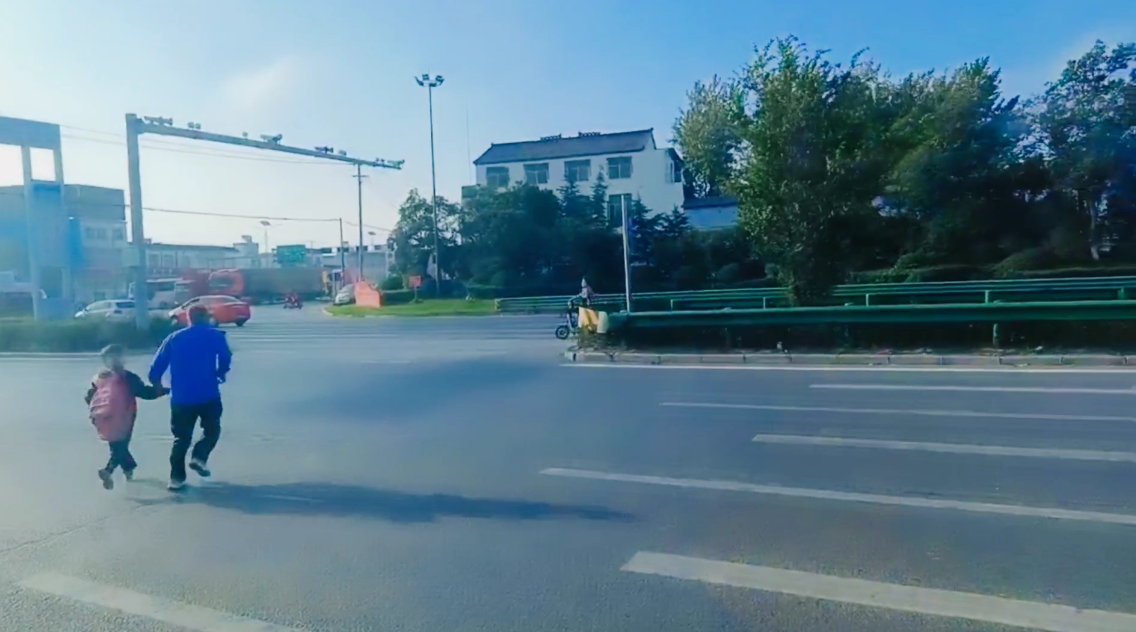 小学生搭错公交车 爱心司机绕道护送到校