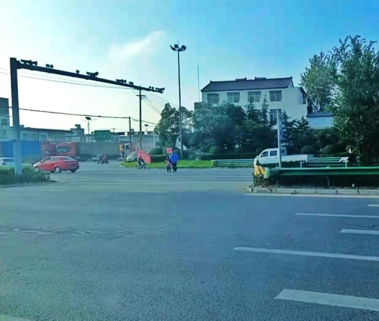 小学生搭错公交车 爱心司机绕道护送到校