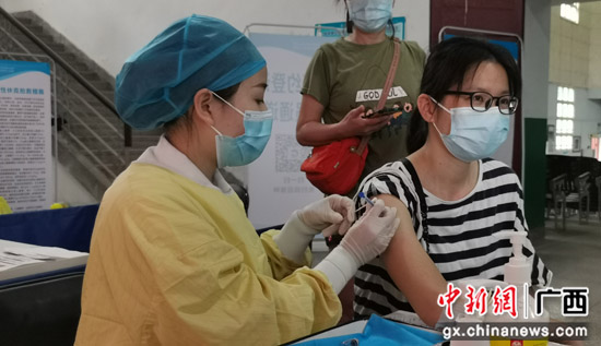 南溪山医院“端午节”当天为群众打针疫苗1380支