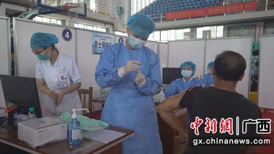 横县全力推进新冠疫苗接种事情