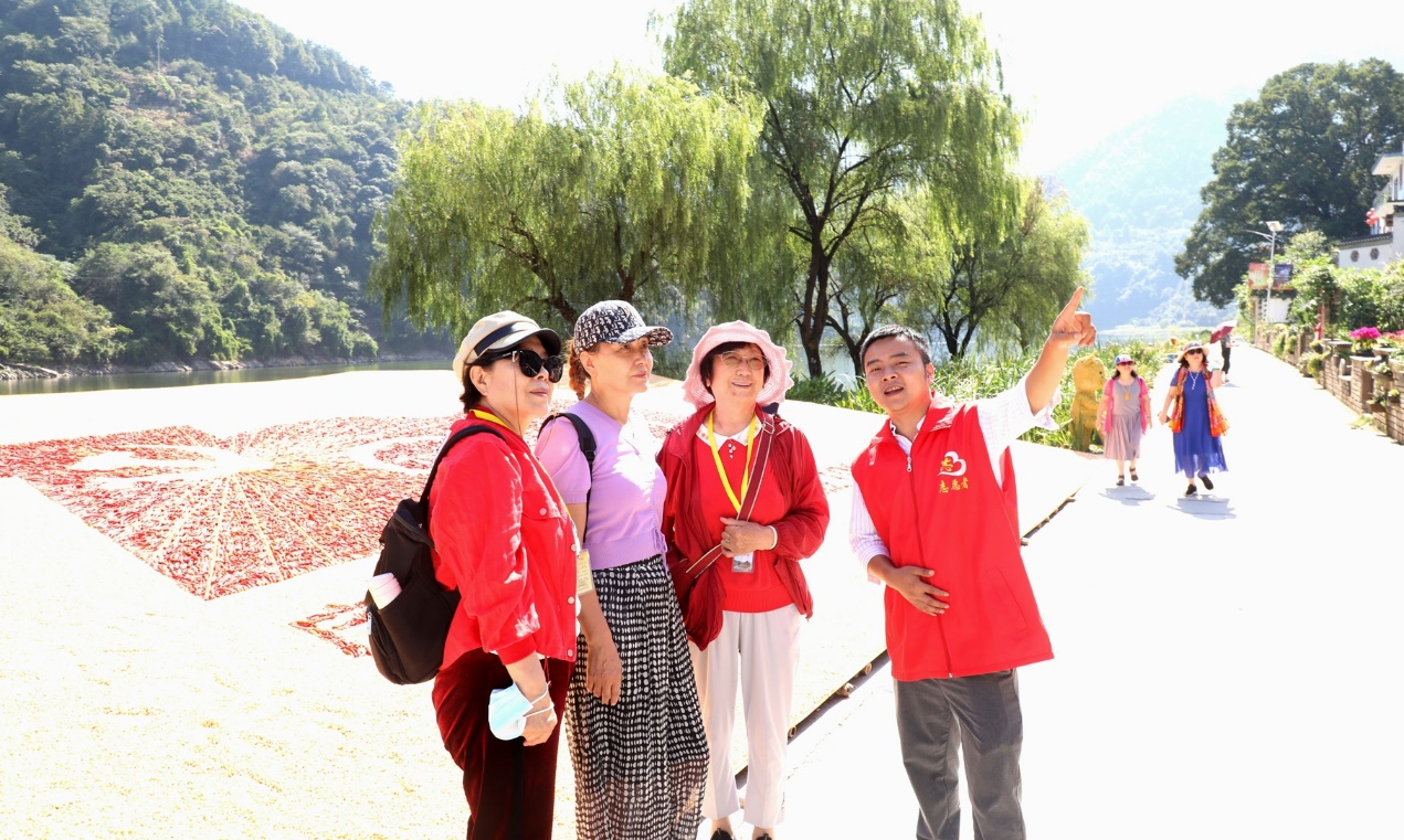歙县：瑰丽村子添新景 志愿处事迎来客