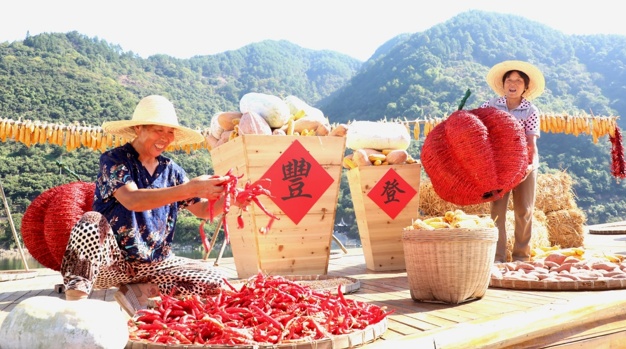 歙县：瑰丽村子添新景 志愿处事迎来客