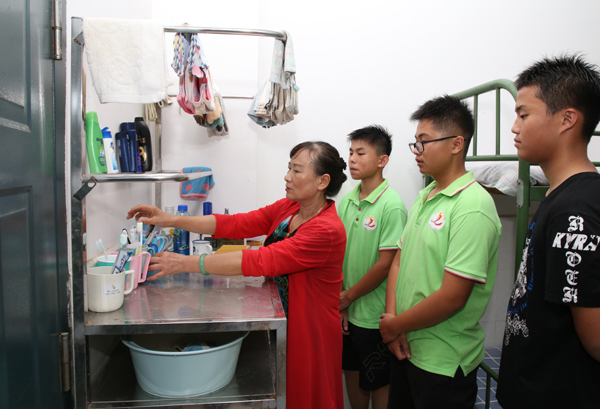 学叠被学洗衣 中学生新学期首月进修糊口技术