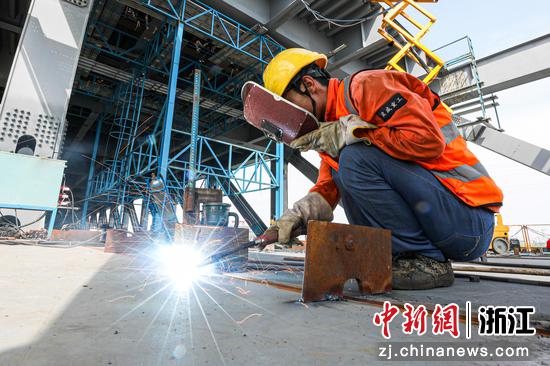 浙江宁波高温下的大桥建树者