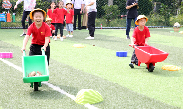 合肥一所幼儿园田园农耕趣味举动会秋收乐翻天