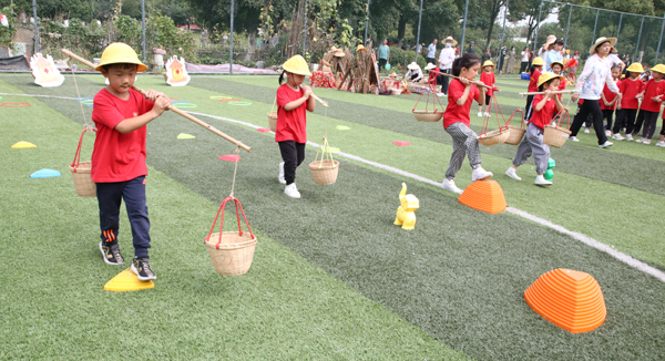 合肥一所幼儿园田园农耕趣味举动会秋收乐翻天