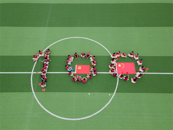 “我与国旗合个影”花式迎国庆