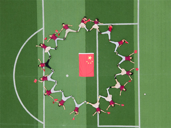 “我与国旗合个影”花式迎国庆