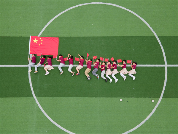 “我与国旗合个影”花式迎国庆