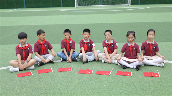 “我与国旗合个影”花式迎国庆