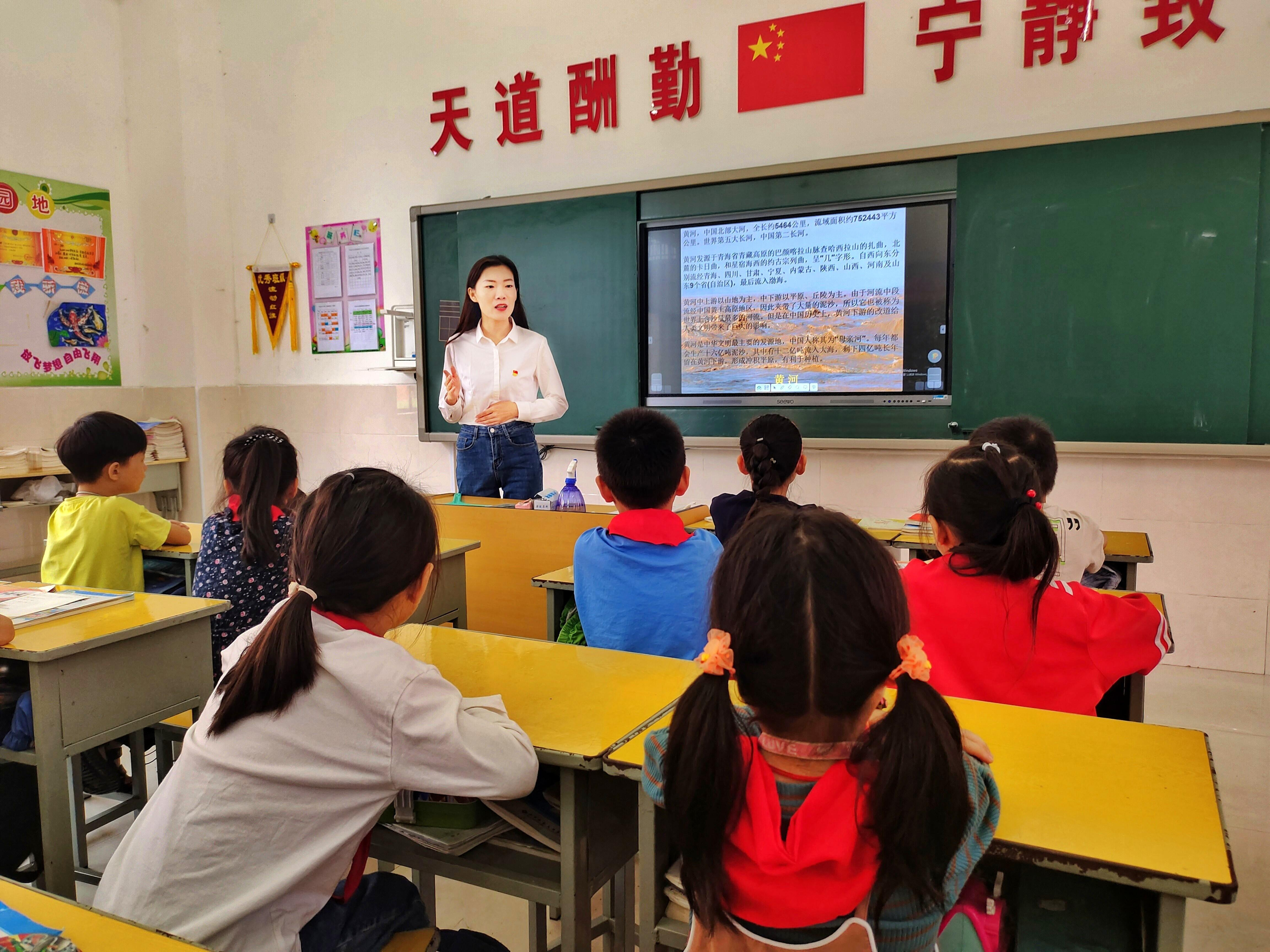 泗县中小学校庆国庆唱响爱国主义主旋律