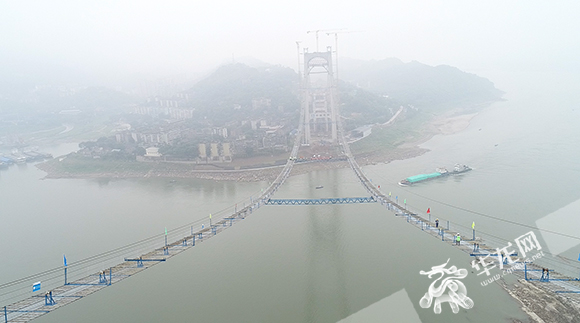 视频 | 震撼！修建工人百米高空“走猫步” 郭家沱长江大桥估量2022年建成